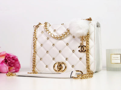 Geantă albă piele eco Luxe și breloc pufos CADOU